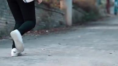 4K升格实拍女孩早晨慢跑爬坡跑步运动镜头视频的预览图